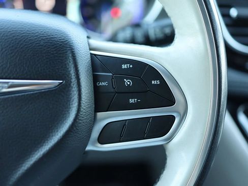Used 2019 Chrysler Pacifica Limited FWD image 19