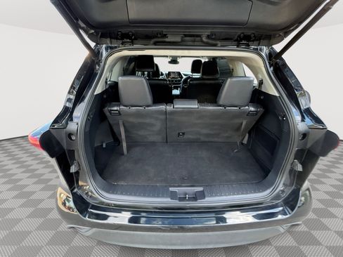 Used 2021 Toyota Highlander XLE AWD/4WD image 22