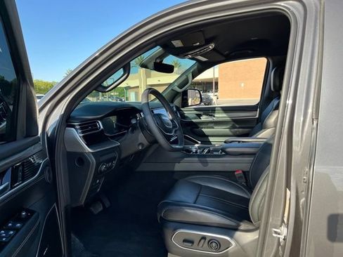 Used 2023 Jeep Wagoneer Series III w/ Preferred Equipment Group AWD/4WD image 12