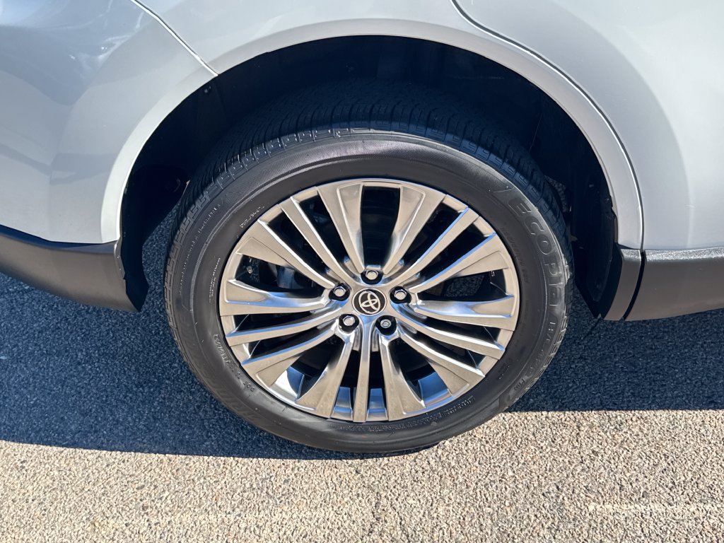 Used 2023 Toyota Venza XLE AWD/4WD image 43