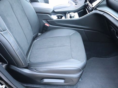 New 2025 Jeep Grand Cherokee Altitude image 13