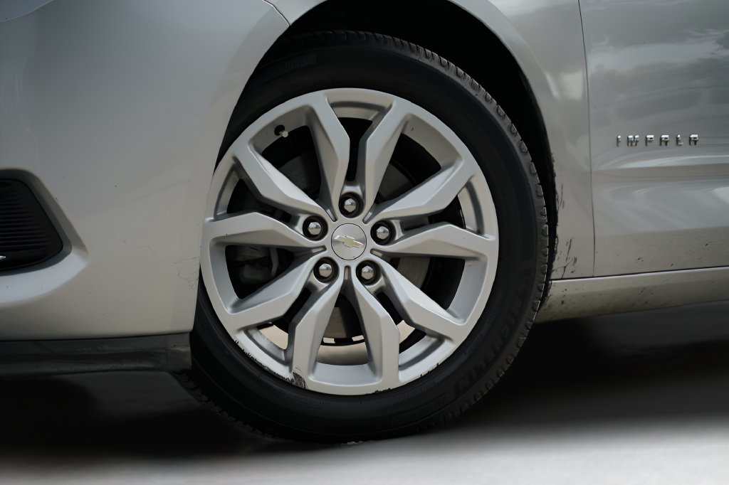 Used 2018 Chevrolet Impala LT FWD image 4