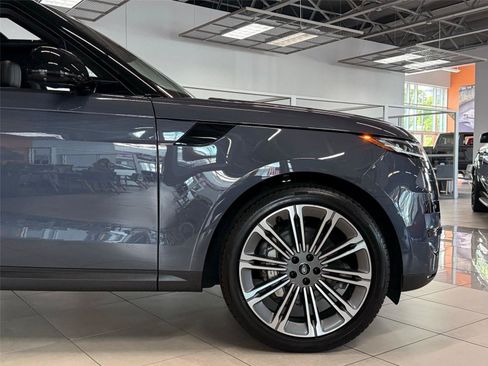 Used 2025 Land Rover Range Rover Sport SE AWD/4WD image 4