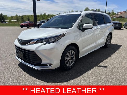 Used 2024 Toyota Sienna XLE w/ XLE Plus Package AWD/4WD image 4