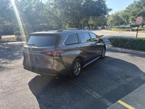 Used 2021 Toyota Sienna XLE FWD image 8