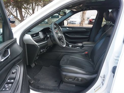 Used 2024 Jeep Grand Cherokee L Altitude AWD/4WD image 2