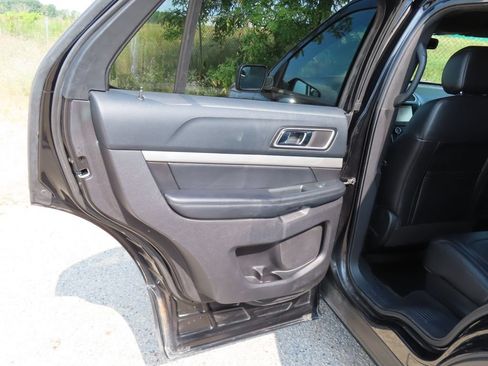 Used 2016 Ford Explorer XLT w/ Equipment Group 202A AWD/4WD image 27