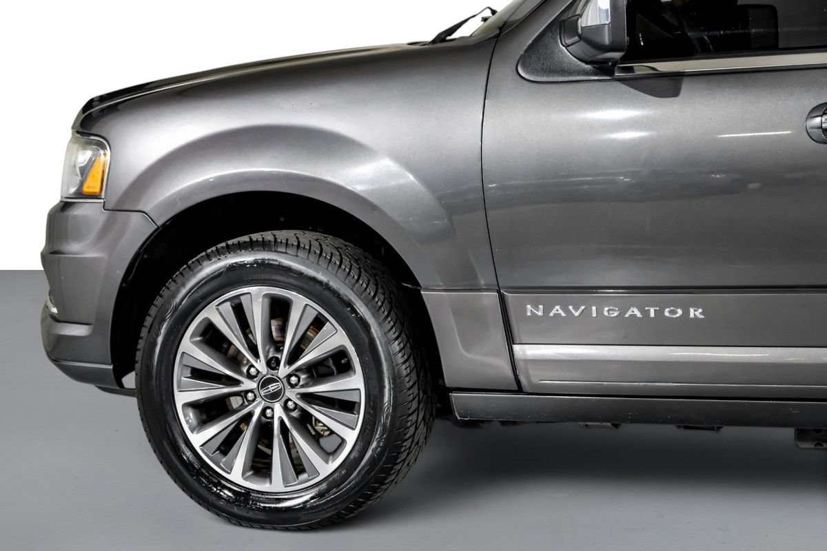 Used 2016 Lincoln Navigator Select RWD image 12