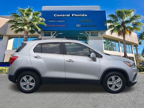 Used 2019 Chevrolet Trax LT w/ LT Convenience Package FWD image 4