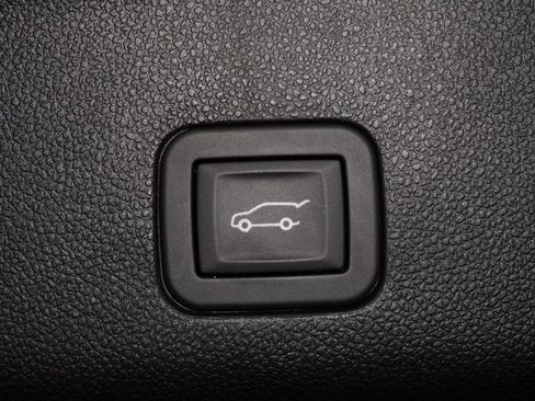 Used 2025 Chevrolet Suburban RST image 9