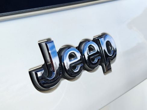 Used 2019 Jeep Cherokee Limited image 18