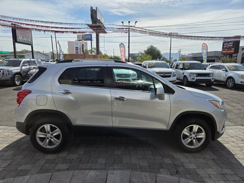 Used 2018 Chevrolet Trax LT w/ LT Convenience Package AWD/4WD image 4