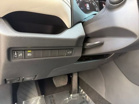 Used 2025 Toyota RAV4 XLE w/ Convenience Package image 20