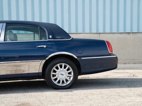 Used 2007 Lincoln Town Car Signature RWD image 8