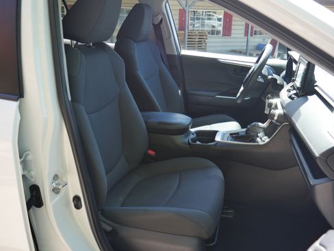 Used 2020 Toyota RAV4 LE AWD/4WD image 24