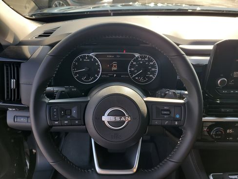 Used 2025 Nissan Pathfinder SV w/ SV Premium Package image 27