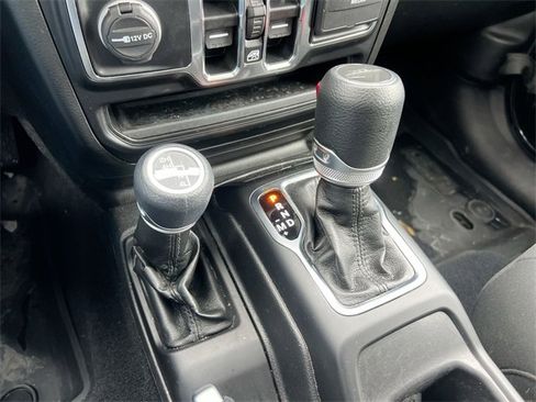 Used 2022 Jeep Gladiator Willys image 15