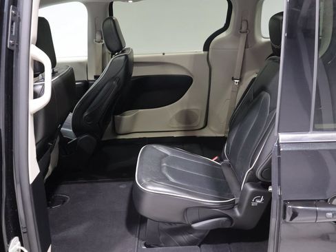 Used 2024 Chrysler Pacifica Limited FWD image 19