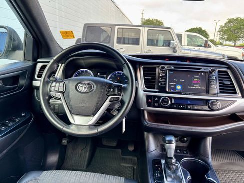 Used 2019 Toyota Highlander Plus w/ Carpet Mat Package (TMS) AWD/4WD image 3