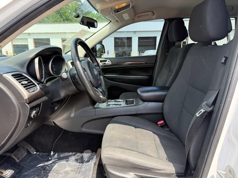 Used 2013 Jeep Grand Cherokee Laredo AWD/4WD image 2
