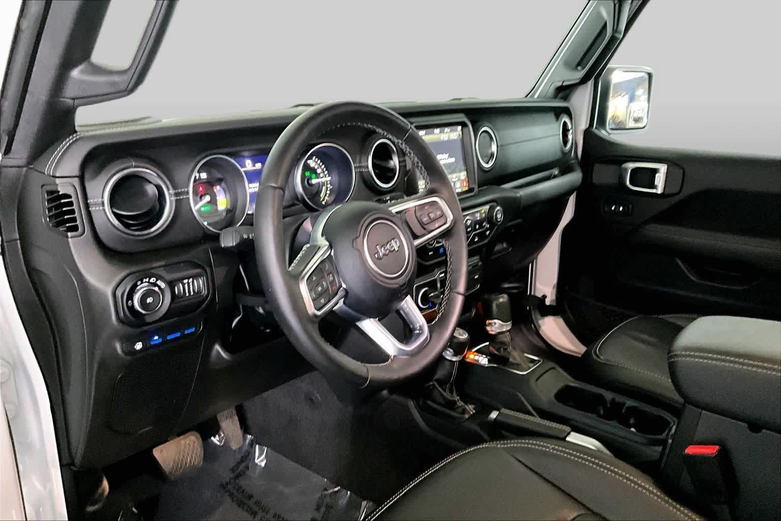 Used 2022 Jeep Wrangler Unlimited Sahara w/ Cold Weather Group AWD/4WD image 17