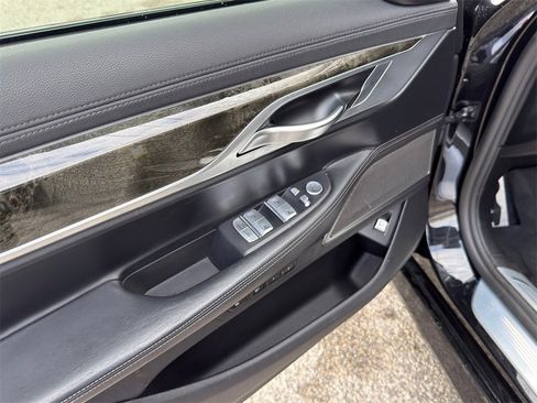 Used 2022 BMW 740i w/ M Sport Package image 25
