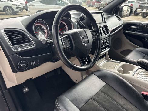 Used 2019 Dodge Grand Caravan SXT FWD image 19