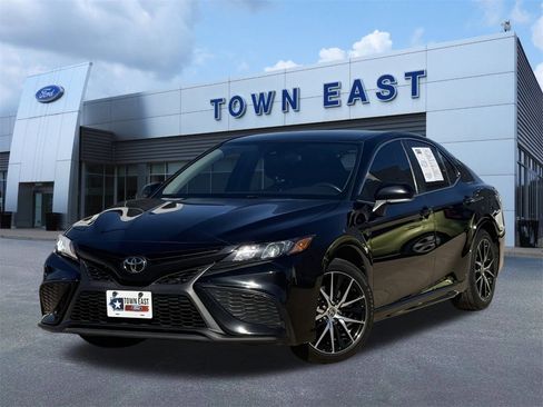 Used 2023 Toyota Camry SE image 1