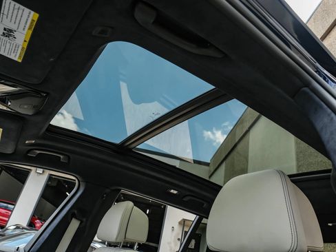 Used 2021 BMW X7 xDrive40i w/ M Sport Package AWD/4WD image 4