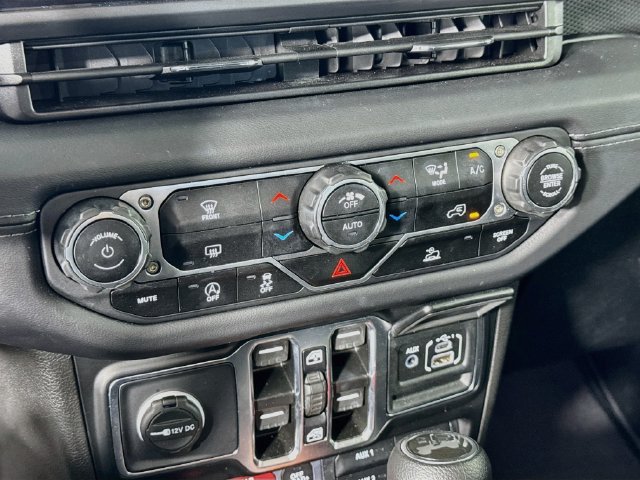 Used 2025 Jeep Wrangler Unlimited Rubicon AWD/4WD image 16