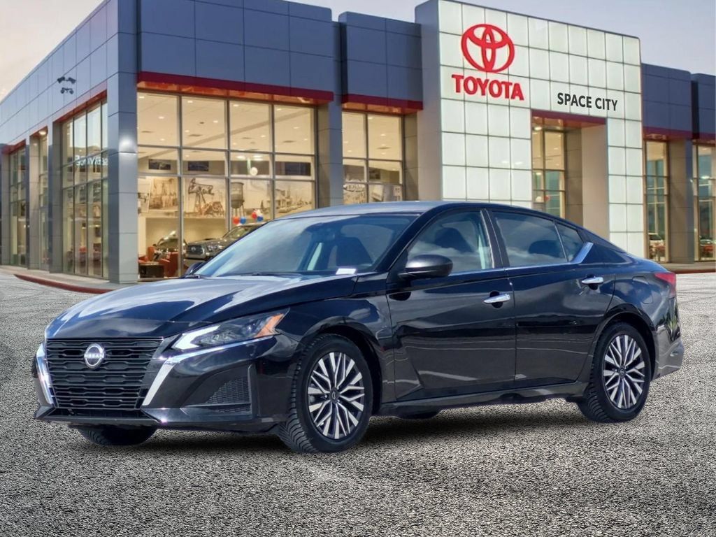 Used 2025 Nissan Altima 2.5 SV FWD image 2