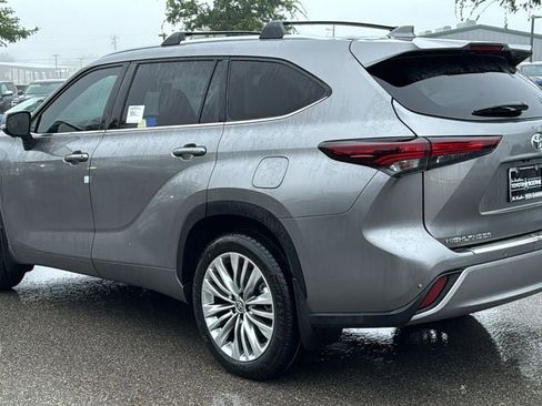 New 2026 Toyota Highlander Platinum AWD/4WD image 6