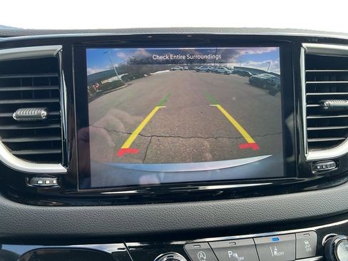 Used 2024 Chrysler Pacifica Touring-L image 17