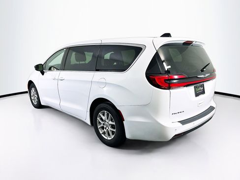 Used 2024 Chrysler Pacifica Touring-L image 5