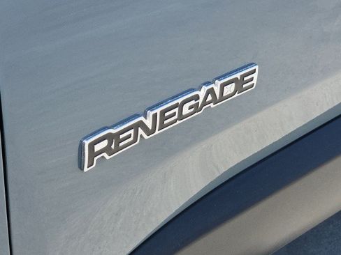 Used 2018 Jeep Renegade Latitude w/ UConnect 8.4 Nav Group FWD image 32
