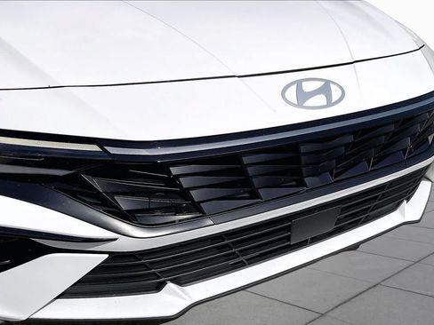Used 2025 Hyundai Elantra SEL FWD image 27