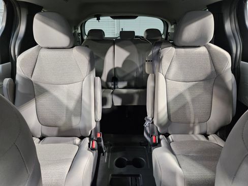 Used 2025 Toyota Sienna LE FWD image 13