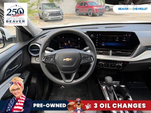 Used 2025 Chevrolet Trax LT FWD image 16
