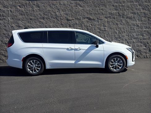 New 2027 Chrysler Pacifica Select AWD/4WD image 22