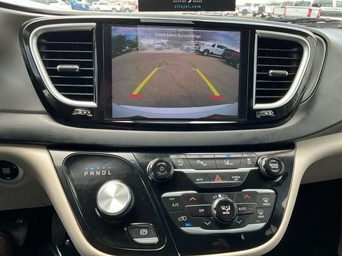 Used 2023 Chrysler Pacifica Touring-L FWD image 20