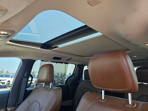 Used 2017 Chrysler Pacifica Limited FWD image 28