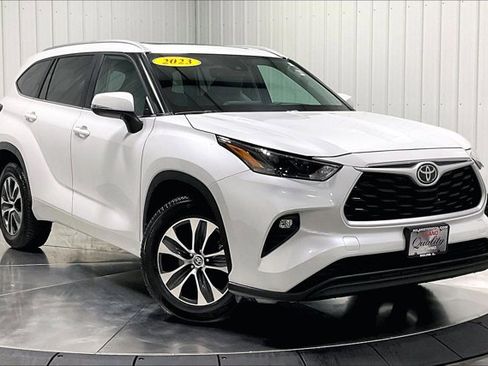 Used 2023 Toyota Highlander XLE AWD/4WD image 3