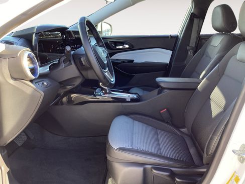 Used 2025 Chevrolet Trax LT w/ LT Convenience Package image 26