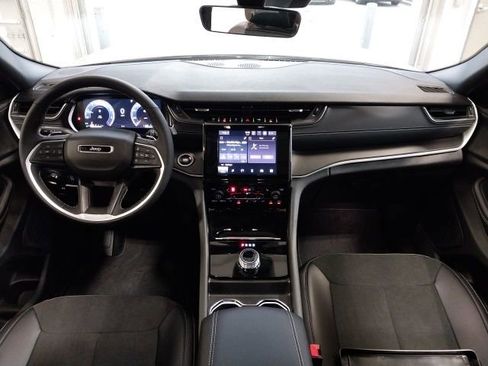 New 2025 Jeep Grand Cherokee Altitude image 10