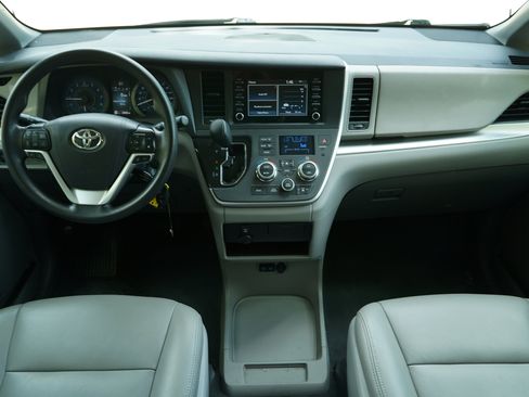 Used 2020 Toyota Sienna L image 20