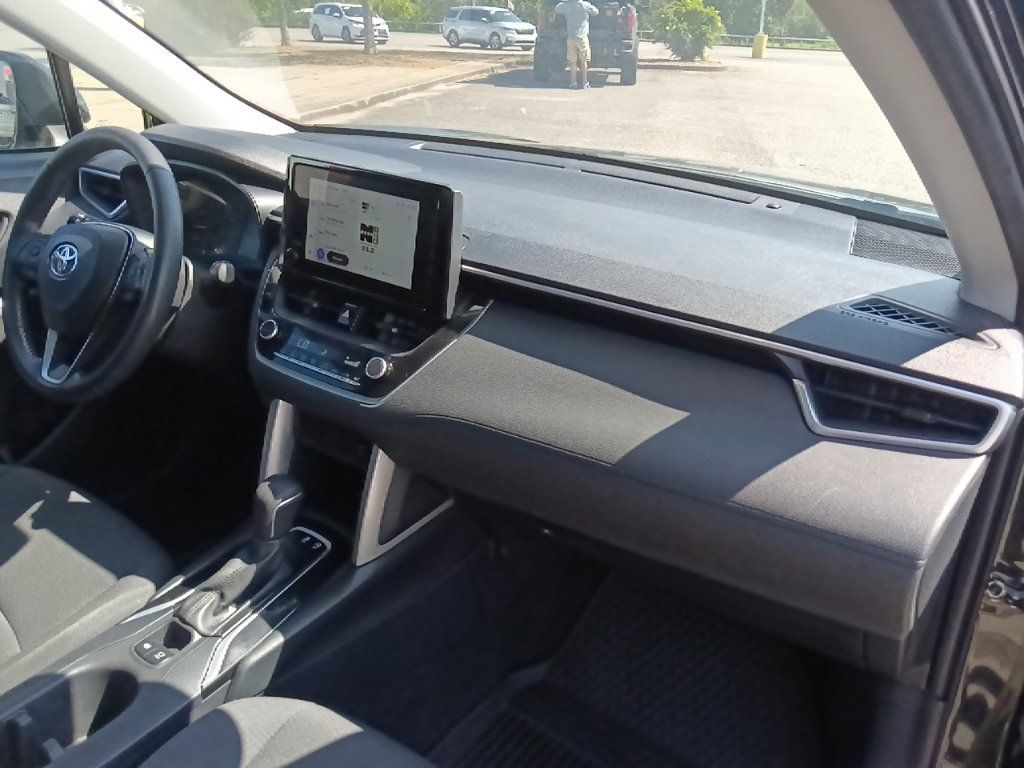 Used 2023 Toyota Corolla Cross LE FWD image 33