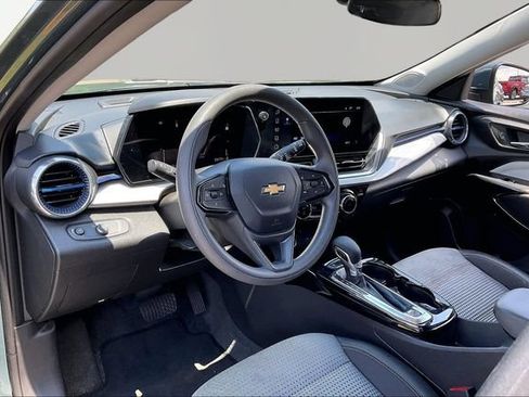 Used 2025 Chevrolet Trax LT FWD image 12