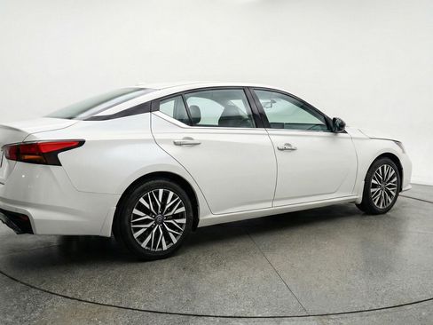 Used 2025 Nissan Altima 2.5 SV FWD image 9