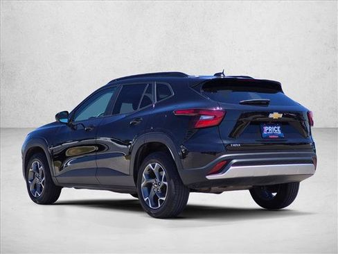 Used 2025 Chevrolet Trax LT FWD image 8