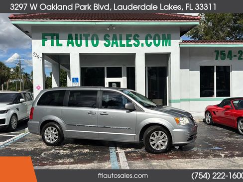 Used 2013 Chrysler Town & Country Touring image 1